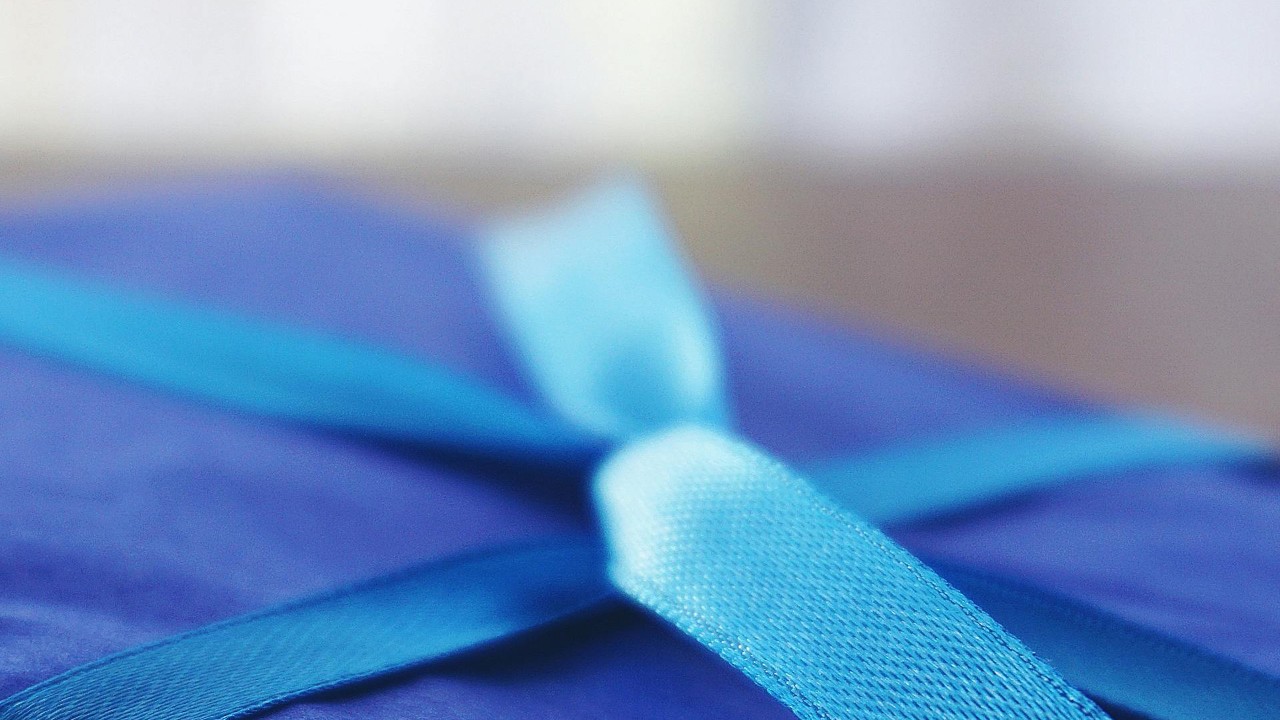 Geschenk BIZ Lohr Bad Orb blaues Paket